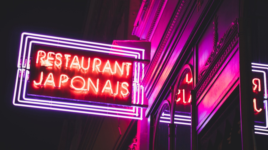 Enseigne lumineuse de restaurant japonais à Paris