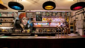 L’Alimentation générale, bar et salle de concerts  <br /> <br /> <img src="https://pariscosmop.fr/wp-content/uploads/2022/05/bar-LAlimentation-generale-paris.jpg" alt="L’Alimentation-générale" style="width:98%" loading="lazy">