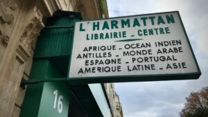 Librairie L’Harmattan <br /> <br /> <img src="https://pariscosmop.fr/wp-content/uploads/2022/05/bibliotheque-Harmattan-paris.jpg" alt="Harmattan" style="width:98%" loading="lazy">