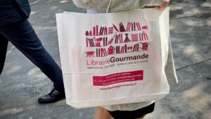 La librairie gourmande <br /> <br /> <img src="https://pariscosmop.fr/wp-content/uploads/2022/05/bibliotheque-La-librairie-gourmande-paris.jpg" alt="La-librairie-gourmande" style="width:98%" loading="lazy">