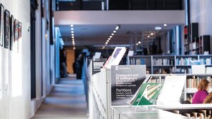 Librairie Harmonia Mundi du musée de la Musique <br /> <br /> <img src="https://pariscosmop.fr/wp-content/uploads/2022/05/bibliotheque-Librairie-Harmonia-Mundi-paris.jpg" alt="Librairie-Harmonia-Mundi" style="width:98%" loading="lazy">