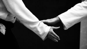 Cours d’Aïkido <br /> <br /> <img src="https://pariscosmop.fr/wp-content/uploads/2022/05/cours-Aikido-paris.jpg" alt="Aïkido" style="width:98%" loading="lazy">