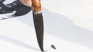 Cours de calligraphie japonaise à l’association Tenri <br /> <br /> <img src="https://pariscosmop.fr/wp-content/uploads/2022/05/cours-Calligraphie-japonaise-Tenri-paris.jpg" alt="Calligraphie-japonaise-Tenri" style="width:98%" loading="lazy">
