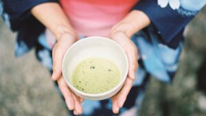 Cours de cérémonie du thé à l’association Tenri <br /> <br /> <img src="https://pariscosmop.fr/wp-content/uploads/2022/05/cours-Ceremonie-du-the-paris.jpg" alt="Cérémonie-du-thé" style="width:98%" loading="lazy">
