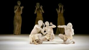Stages de danse butô à l’association Tenri<br /> <br /> <img src="https://pariscosmop.fr/wp-content/uploads/2022/05/cours-Danse-Buto-paris.jpg" alt="Danse-Butô" style="width:98%" loading="lazy">