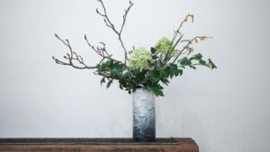 Cours d’ikebana à l’association Tenri <br /> <br /> <img src="https://pariscosmop.fr/wp-content/uploads/2022/05/cours-Ikebana-Tenri-paris.jpg" alt="Ikebana-Tenri" style="width:98%" loading="lazy">