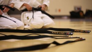 Cours de karate-do shotokan & goju-ryu <br /> <br /> <img src="https://pariscosmop.fr/wp-content/uploads/2022/05/cours-KarateDo-Shotokan-GojuRyu-paris.jpg" alt="KarateDo-Shotokan-GojuRyu" style="width:98%" loading="lazy">