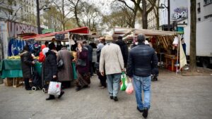 Marché de Belleville <br /> <br /> <img src="https://pariscosmop.fr/wp-content/uploads/2022/05/epicerie-Marche-de-Belleville-paris.jpg" alt="Marché-de-Belleville" style="width:98%" loading="lazy">
