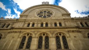 Synagogue des Tournelles <br /> <br /> <img src="https://pariscosmop.fr/wp-content/uploads/2022/05/lieu-culte-Synagogue-des-Tournelles-paris.jpg" alt="Synagogue-des-Tournelles" style="width:98%" loading="lazy">