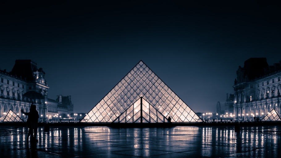 La-pyramide-du-Louvre