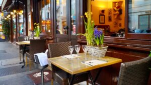 Restaurant Apollon <br /> <br /> <img src="https://pariscosmop.fr/wp-content/uploads/2022/05/restaurant-Apollon-paris.jpg" alt="Apollon" style="width:98%" loading="lazy">
