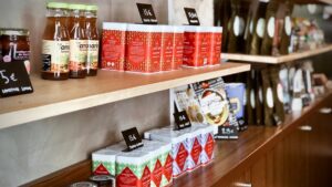BMK Paris-Bamako, cantines et épiceries  <br /> <br /> <img src="https://pariscosmop.fr/wp-content/uploads/2022/05/restaurant-BMK-ParisBamako-10e-paris.jpg" alt="BMK-ParisBamako-10e" style="width:98%" loading="lazy">