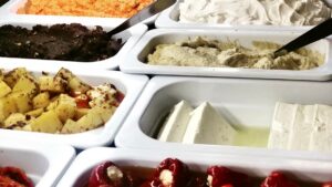 Traiteurs Evi Evane <br /> <br /> <img src="https://pariscosmop.fr/wp-content/uploads/2022/05/restaurant-Evi-Evane-Saint-Placide-paris.jpg" alt="Evi-Evane-Saint-Placide" style="width:98%" loading="lazy">