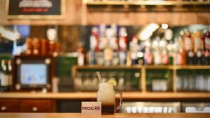 Pub Frog XVI <br /> <br /> <img src="https://pariscosmop.fr/wp-content/uploads/2022/05/restaurant-Frog-XVI-paris.jpg" alt="Frog-XVI" style="width:98%" loading="lazy">