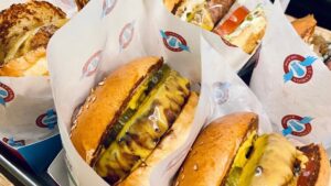 Restaurants Le Camion Qui Fume <br /> <br /> <img src="https://pariscosmop.fr/wp-content/uploads/2022/05/restaurant-Le-Camion-Qui-Fume-11e-paris.jpg" alt="Le-Camion-Qui-Fume-11e" style="width:98%" loading="lazy">