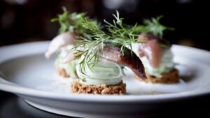 Le Fumoir : bar, restaurant et salon de thé <br /> <br /> <img src="https://pariscosmop.fr/wp-content/uploads/2022/05/restaurant-Le-Fumoir-paris.jpg" alt="Le-Fumoir" style="width:98%" loading="lazy">