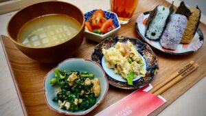 Cantine Mediacafé de l’Espace Japon<br /> <br /> <img src="https://pariscosmop.fr/wp-content/uploads/2022/05/restaurant-Mediacafe-paris.jpg" alt="Mediacafé" style="width:98%" loading="lazy">
