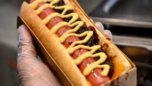 Restaurant Schwartz’s Hot Dog <br /> <br /> <img src="https://pariscosmop.fr/wp-content/uploads/2022/05/restaurant-Schwartzs-Hot-Dog-10e-paris.jpg" alt="Schwartz’s-Hot-Dog-10e" style="width:98%" loading="lazy">