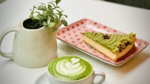 Umami Matcha Café <br /> <br /> <img src="https://pariscosmop.fr/wp-content/uploads/2022/05/restaurant-Umami-Matcha-Cafe-paris.jpg" alt="Umami-Matcha-Café" style="width:98%" loading="lazy">