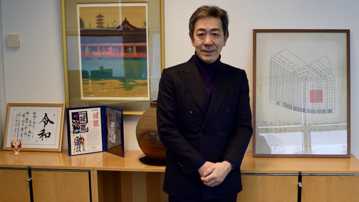 Hitoshi Suzuki dans son bureau