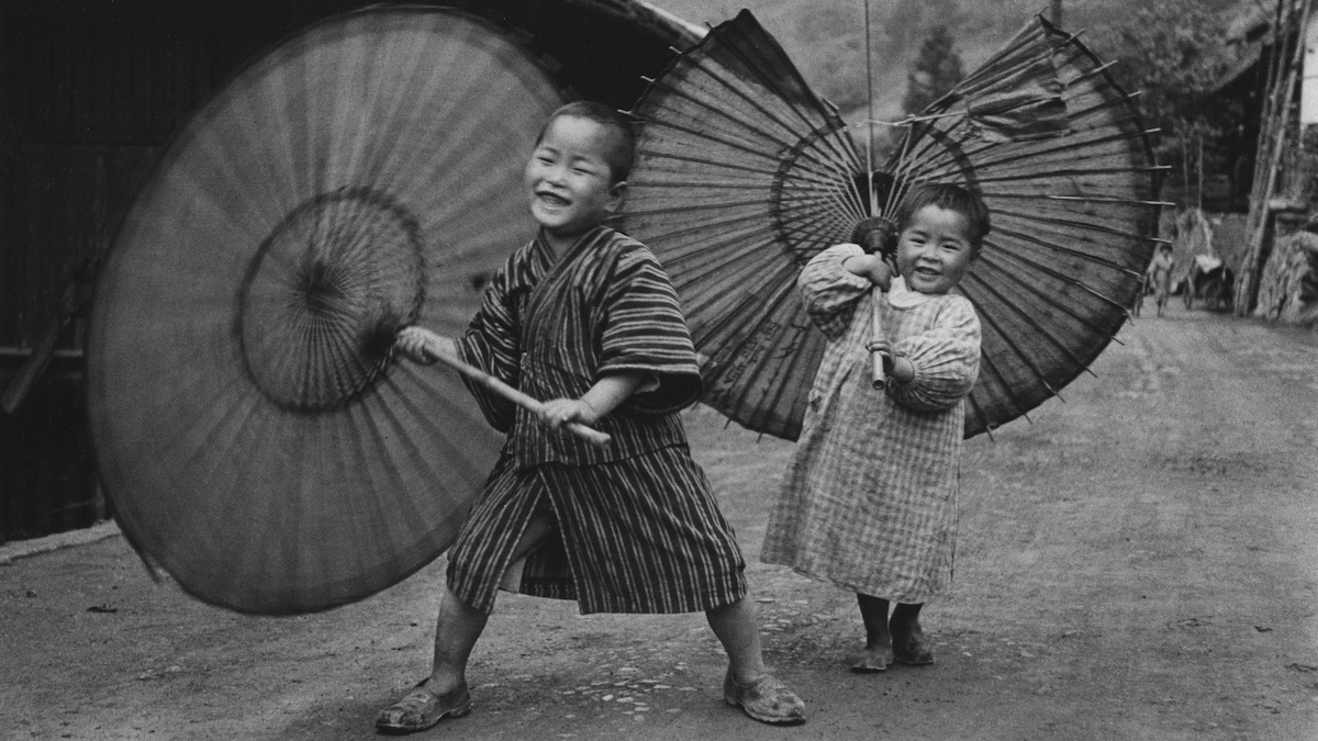 Enfants faisant tourner des parapluies, photographie de Ken Domon